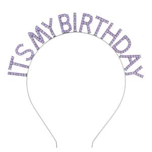 Detailansicht des glitzernden lila Strass Birthday Girl Haarreifs mit Metallrahmen
