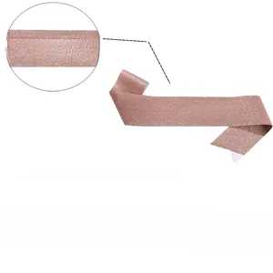 Dettaglio macro della fascia glitter oro rosa con scritta Happy Birthday olografica