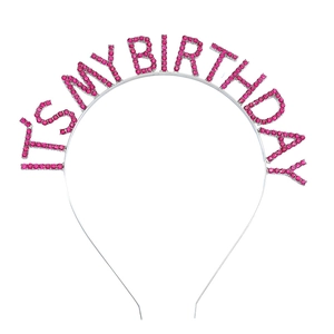 Nahaufnahme von silbernem Haarreif mit glitzerndem IT'S MY BIRTHDAY Schriftzug in Rosarot