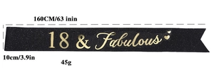 Détail de l'écharpe d'anniversaire 18 & Fabulous noire pailletée avec texte doré
