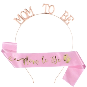 Nahaufnahme von Mom To Be Haarreif in Roségold und rosa Satinschärpe für Babypartys