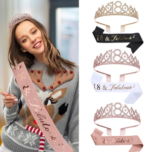Détail du kit 18e anniversaire avec diadème en strass et écharpe pailletée avec lettrage