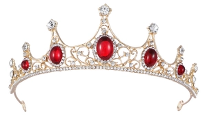 Détail d'une couronne baroque dorée sertie de pierres ovales rouges et cristaux blancs