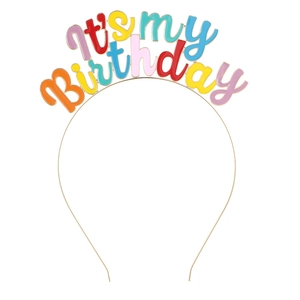 Détail du lettrage émaillé coloré 'it's my Birthday' sur un serre-tête de fête