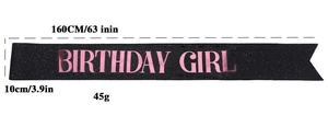 Détail de l'écharpe Birthday Girl à paillettes noires avec lettrage rose doré, 160x10 cm