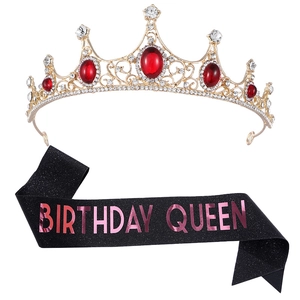 Détail de la couronne dorée à cristaux rouges et de l'écharpe noire Birthday Queen