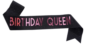 Gros plan d'une écharpe d'anniversaire noire à paillettes avec lettrage Birthday Queen rose