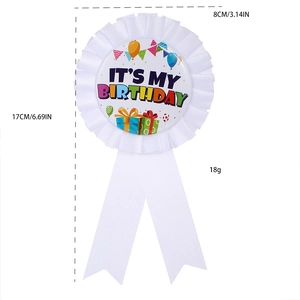 Détail du badge d'anniversaire blanc It's My Birthday mesurant 8 cm sur 17 cm