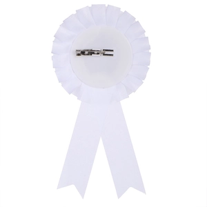 Rosette d'anniversaire en satin blanc avec texte doré et épingle de sûreté en métal