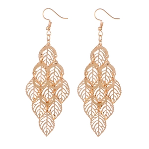 Elegante goldfarbene hohle Blatt-Quastenohrringe mit Blattadern auf weißem Hintergrund