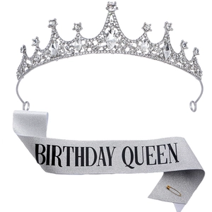 Dettaglio corona in strass argento e fascia di compleanno con texture glitterata