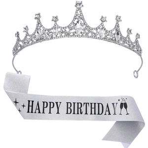 Set corona di compleanno in cristallo d'argento con fascia Happy Birthday su sfondo bianco
