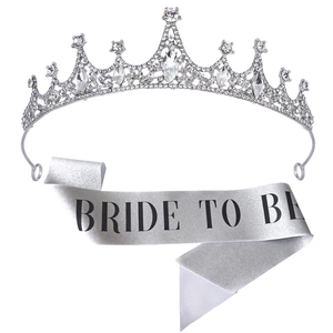 Dettaglio del set con corona di cristalli argentati e fascia glitter Bride To Be