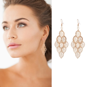 Elegante goldene Ohrhänger mit hohlem Blattdesign und Perlen für Damen am Modell