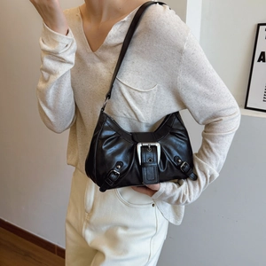 Borsa sottobraccio nera retrò con pieghe e grande fibbia in metallo argentato