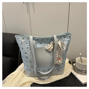 Détail du sac cabas bleu clair avec tissu plissé, broderie nœuds et foulard élégant