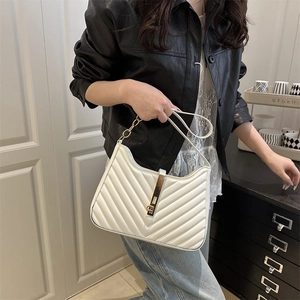 Sac à bandoulière blanc matelassé en V avec fermoir doré et détails de chaîne élégants