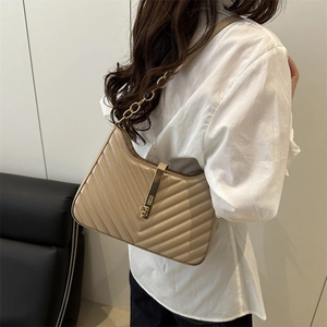 Sac à épaule beige matelassé élégant avec coutures en V et bandoulière dorée