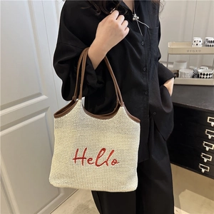 Borsa tote minimalista intrecciata con ricamo Hello e manici in pelle marrone per la spiaggia