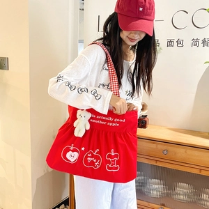 Sac cabas en nylon rouge avec imprimé pomme, bandoulières à carreaux et ours peluche