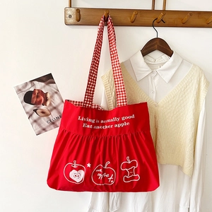 Sac cabas chic en nylon rouge avec imprimé pomme blanche et anses à carreaux sur crochet