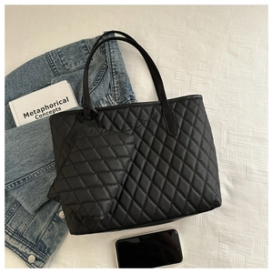 Vue détaillée du grand sac cabas noir matelassé avec pochette amovible et bandoulière