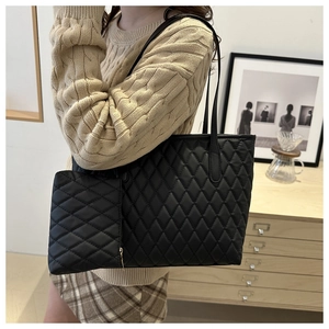 Détail du sac cabas noir en nylon matelassé avec petite pochette assortie et anses en cuir