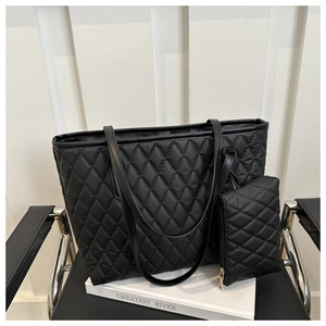 Détail du sac cabas matelassé noir avec sa petite pochette zippée assortie en duo