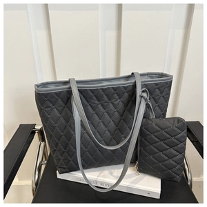 Vue détaillée du sac fourre-tout gris matelassé avec pochette et coutures en losange