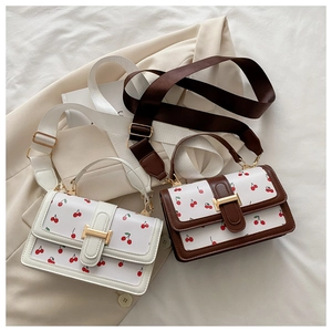 Détails des sacs carrés imprimé cerise en blanc et marron avec larges bandoulières