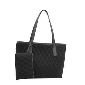 Ensemble cabas noir matelassé avec surpiqûres en losange et petit sac assorti élégant