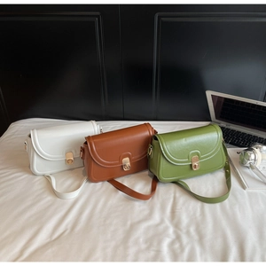 Sacs à bandoulière chics pour femmes en beige, caramel et vert olive à boucle dorée