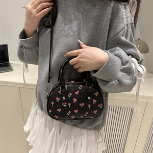 Schwarze Handtasche mit rotem Kirschmuster und abnehmbarem Schultergurt für Damen