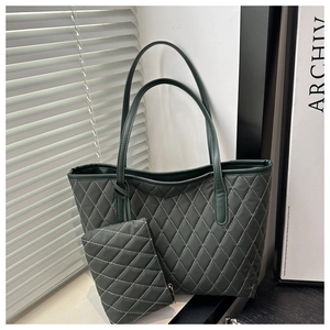 Détail du sac cabas matelassé vert foncé à losanges et sa petite pochette assortie