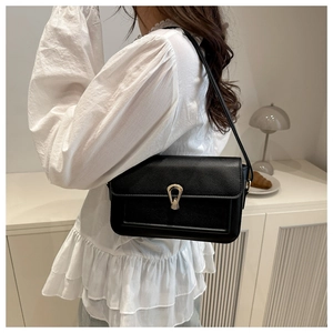Détail du sac à main en cuir noir classique avec boucle fer à cheval dorée style vintage