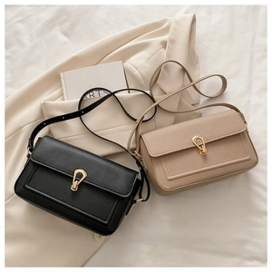 Détail de sacs à bandoulière élégants noir et beige avec boucles dorées uniques
