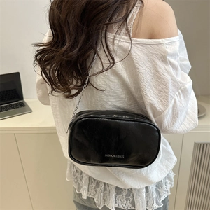 Sac à bandoulière noir brillant avec chaîne pour femme et logo blanc épuré