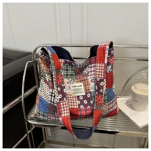 Gros plan du sac cabas en patchwork ethnique avec étiquette brodée C'est La Vie