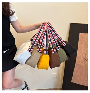 Variété de sacs bandoulière avec sangles rayées présentés en plusieurs couleurs