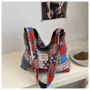 Vue détaillée du sac cabas en patchwork ethnique avec velours et motifs vintage