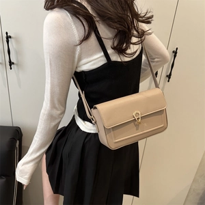 Sac à épaule rectangulaire en cuir beige avec fermoir doré et fine bandoulière femme