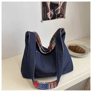 Détail de la doublure intérieure aux motifs colorés de ce grand sac cabas en denim