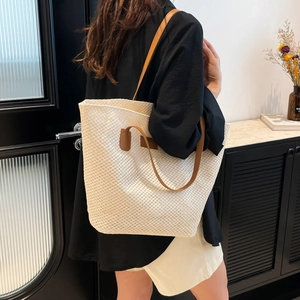 Grand sac cabas tissé blanc crème avec lanières en cuir marron et patch logo carré