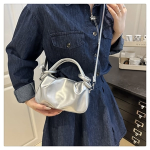 Détail du sac nuage argenté plissé avec finition métallique et fine bandoulière