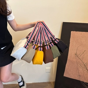 Sac Carré Petit en Toile pour Femme Mode Sac Bandoulière Décontracté Sportif Léger Avec Large Bandoulière Rayée Sac à Épaule Tendance