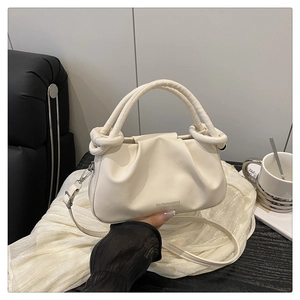 Gros plan sur le sac nuage blanc plissé montrant la texture douce du similicuir