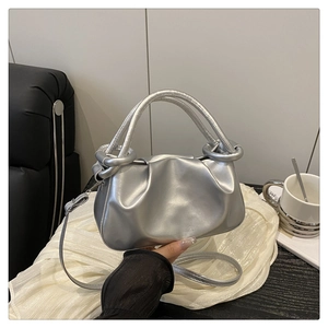 Détail du sac nuage argenté métallisé avec poignée circulaire et fine bandoulière réglable