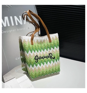Detail der handgewebten Regenbogen-Stroh-Tote mit Summer-Stickerei und Ledergriffen