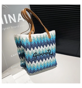 Detail der blau gestreiften Stroh-Tote-Bag mit Summer-Stickerei und Ledergriffen