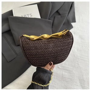 Détail du sac à main en paille tressée marron foncé avec poignée en métal doré